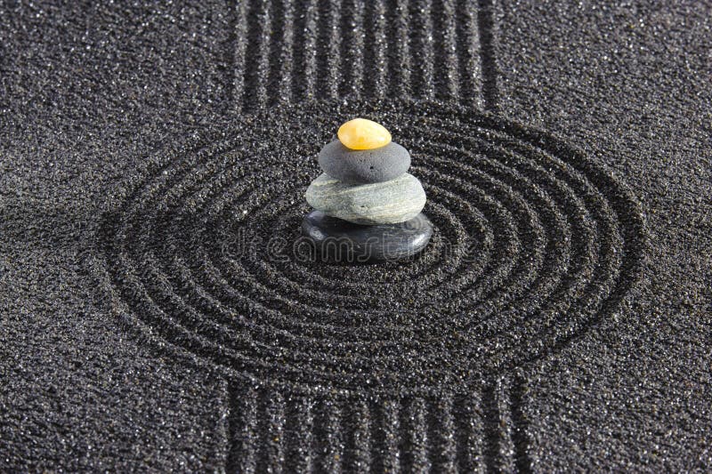 Jardin zen japonais avec pierre dans sable texturé photo libre de droits