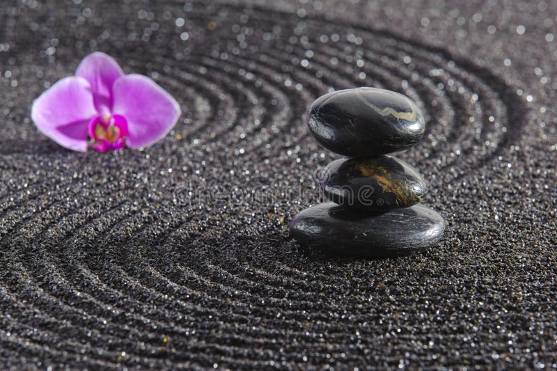 Jardin zen japonais avec pierre dans sable texturé photo stock
