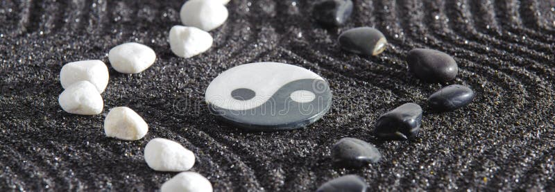 Jardin zen japonais avec pierre dans sable texturé images stock