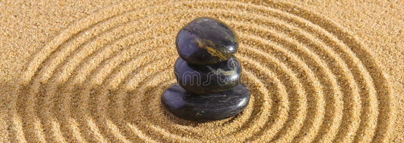 Jardin zen japonais avec pierre dans sable texturé photos libres de droits