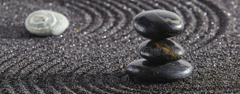 Jardin zen japonais avec pierre dans sable texturé photo stock