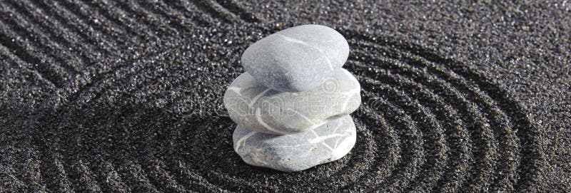 Jardin zen japonais avec pierre dans sable texturé. image libre de droits
