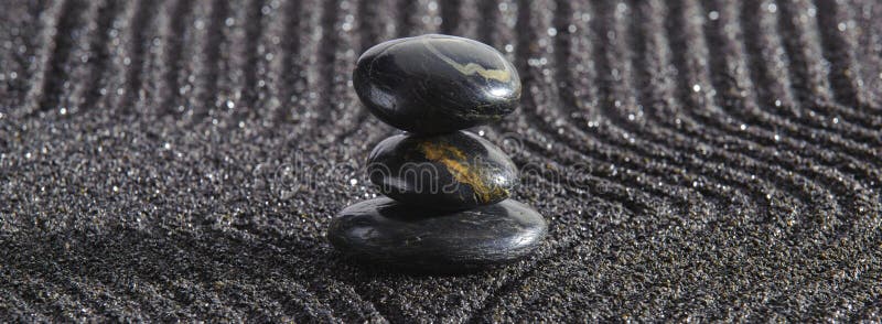 Jardin zen japonais avec pierre dans sable texturé. image stock