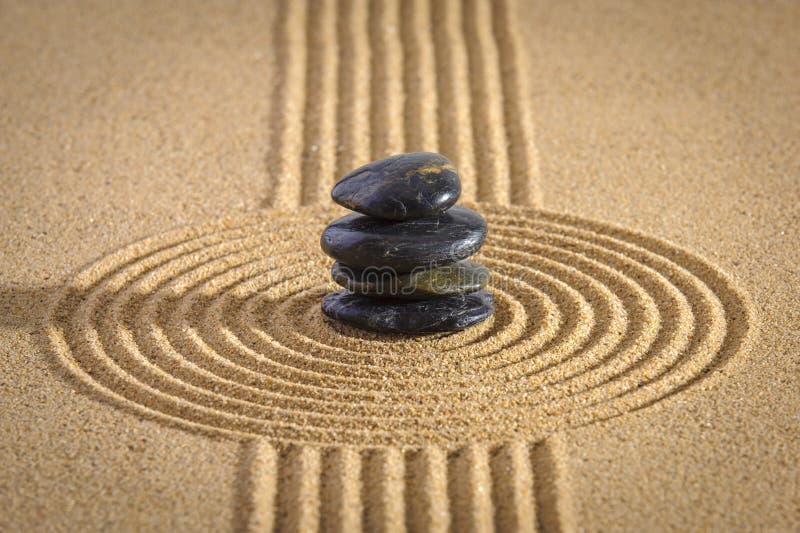 Jardin zen japonais avec pierre yin yang en sable texturé photo stock