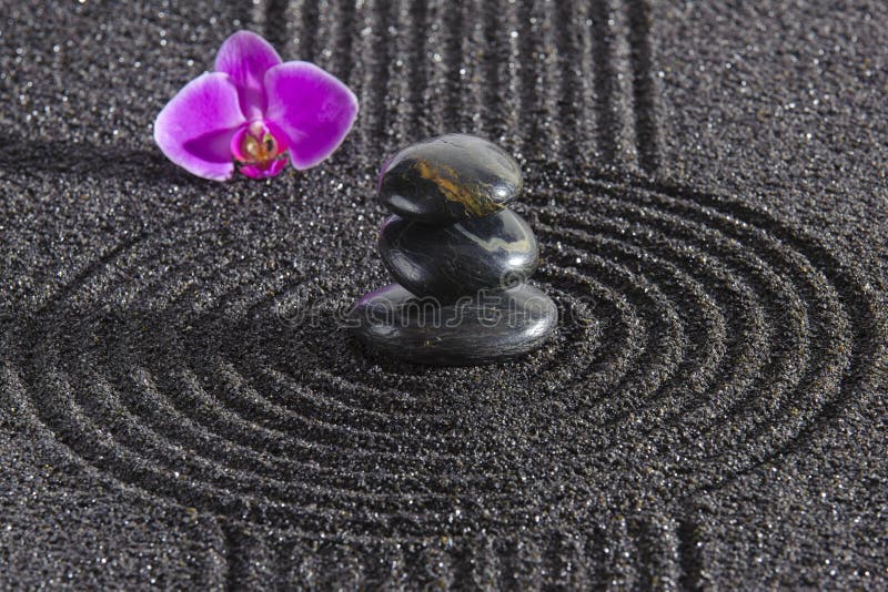 Jardin zen japonais avec pierre yin yang en sable texturé image stock