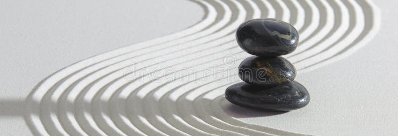 Jardin zen japonais avec pierre yin yang en sable texturé photos stock
