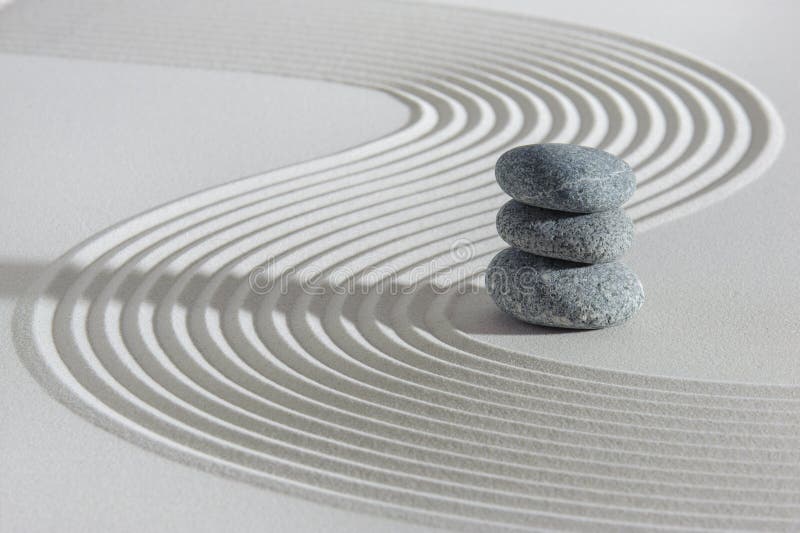 Jardin zen japonais avec pierre yin yang en sable texturé image libre de droits