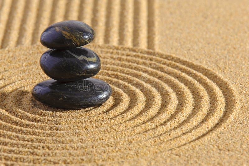 Jardin zen japonais avec pierre yin yang en sable texturé photographie stock