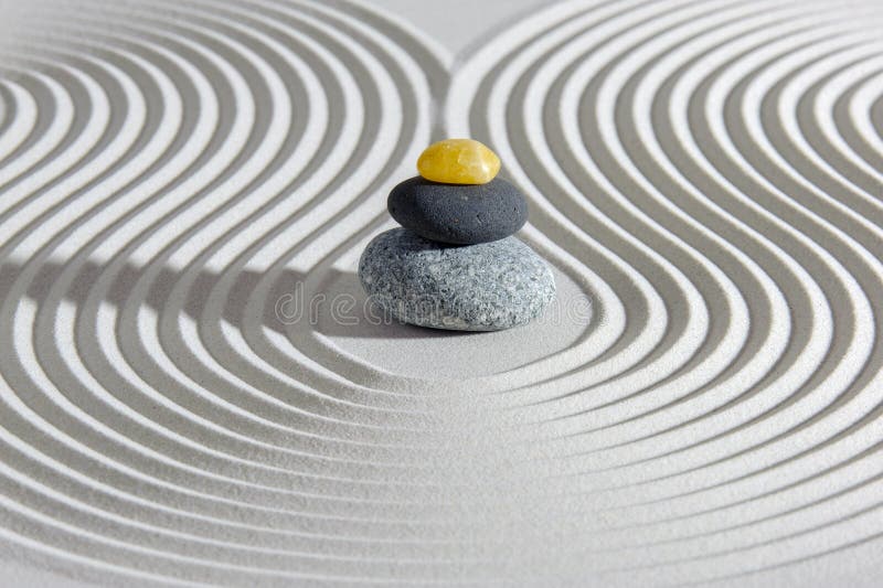 Jardin zen japonais avec pierre yin yang en sable texturé images stock