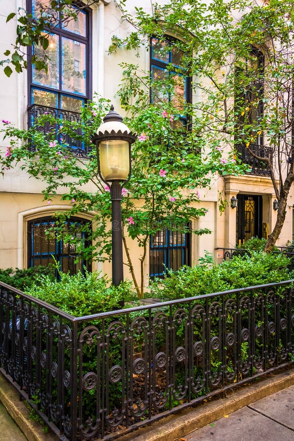 Jardines y casas urbanas a lo largo de la 23ro calle en Chelsea, Manhattan, fotos de archivo Jardines y casas urbanas a lo largo de la 23ro calle en Chelsea, Manhattan, fotos de archivo