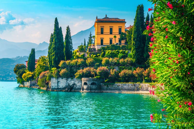 Jardines y chalets pintorescos del día de fiesta con el lago Como, Varenna, Italia foto de archivo Jardines y chalets pintorescos del día de fiesta con el lago Como, Varenna, Italia foto de archivo