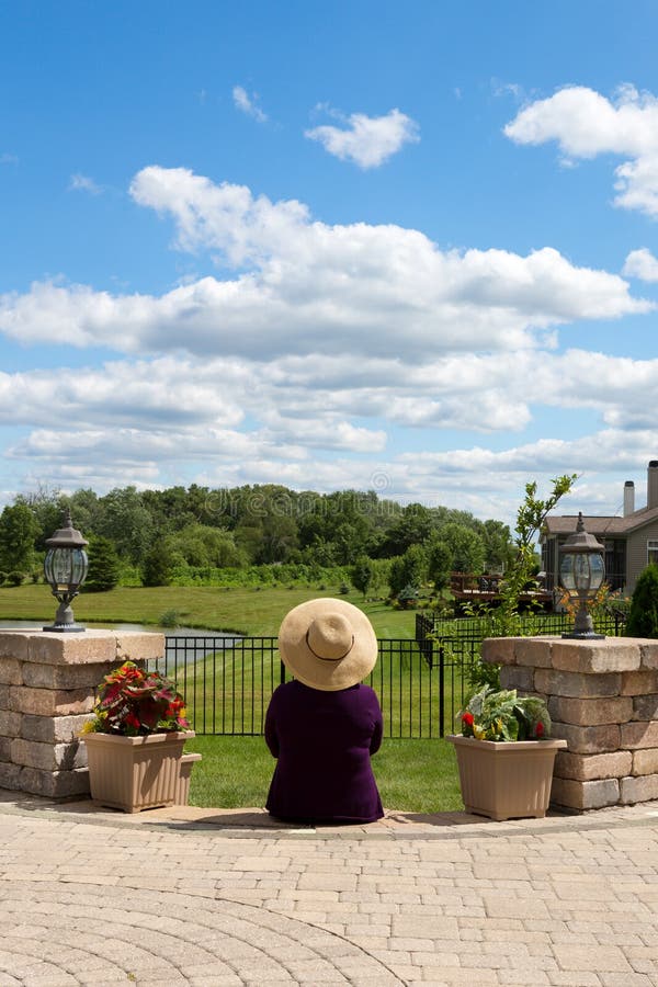 Jardinier de grand-maman faisant une pause pour admirer la vue images libres de droits Jardinier de grand-maman faisant une pause pour admirer la vue images libres de droits