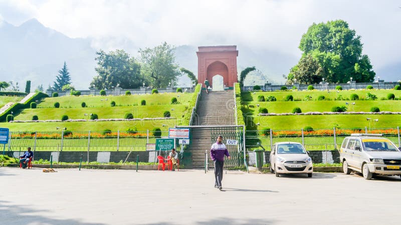 Jardins de Mughal ou jardin Srinagar, Jammu-et-Cachemire, Inde de Nishat Bagh en janvier 2019 - vue de l'entrée une de jardin de photo libre de droits Jardins de Mughal ou jardin Srinagar, Jammu-et-Cachemire, Inde de Nishat Bagh en janvier 2019 - vue de l'entrée une de jardin de photo libre de droits