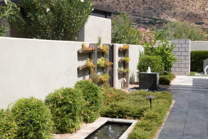 Jardins exteriores da casa luxuosa da mansão imagem de stock Jardins exteriores da casa luxuosa da mansão imagem de stock