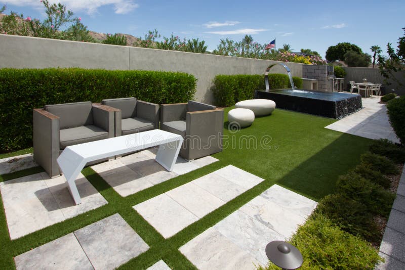 Jardins exteriores da casa luxuosa da mansão fotos de stock Jardins exteriores da casa luxuosa da mansão fotos de stock
