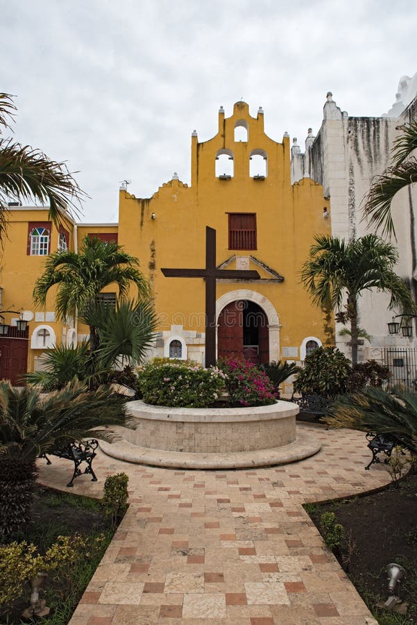 Jardín de la catedral San Francisco de Campeche con el museo, México fotos de archivo libres de regalías