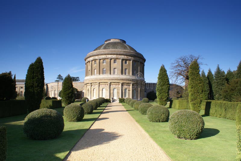 Jardín formal del viejo hogar majestuoso inglés imagen de archivo libre de regalías Jardín formal del viejo hogar majestuoso inglés imagen de archivo libre de regalías