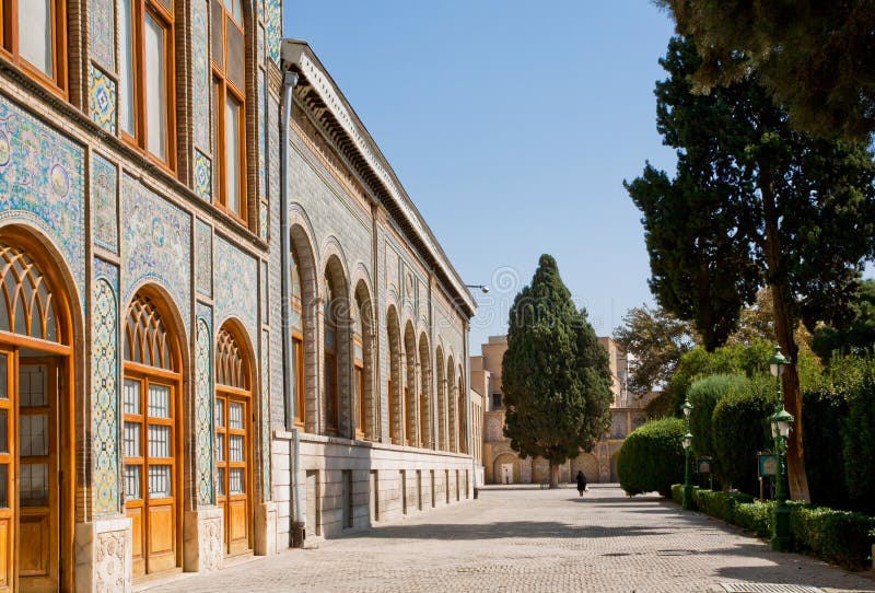 Jardín hermoso del ciprés alrededor del palacio dinasty Golestan de Qajar foto de archivo Jardín hermoso del ciprés alrededor del palacio dinasty Golestan de Qajar foto de archivo