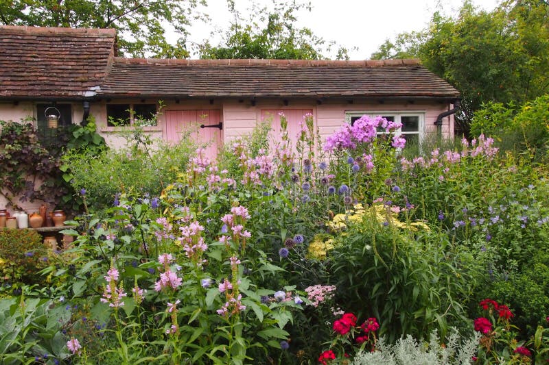 Jardín Inglés De La Cabaña En El Patio Trasero En Una Casa, Paisaje