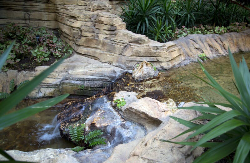 Jardín Interior Con La Cascada Imagen de archivo - Imagen de adorne