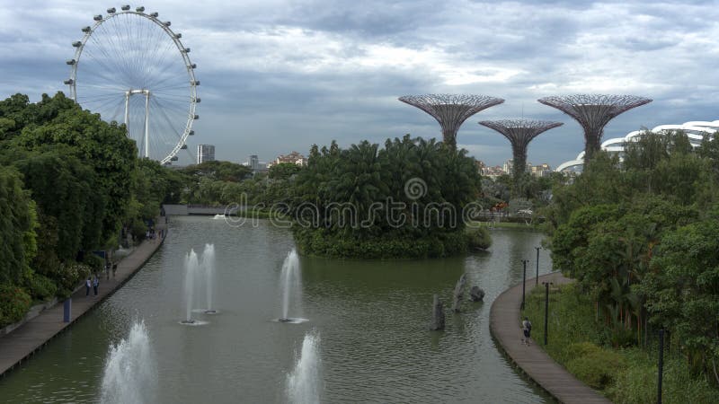 Jardín verde futurustic hermoso del espacio por la bahía al lado de la opinión del lago de la bahía del puerto deportivo en Singa imágenes de archivo libres de regalías Jardín verde futurustic hermoso del espacio por la bahía al lado de la opinión del lago de la bahía del puerto deportivo en Singa imágenes de archivo libres de regalías