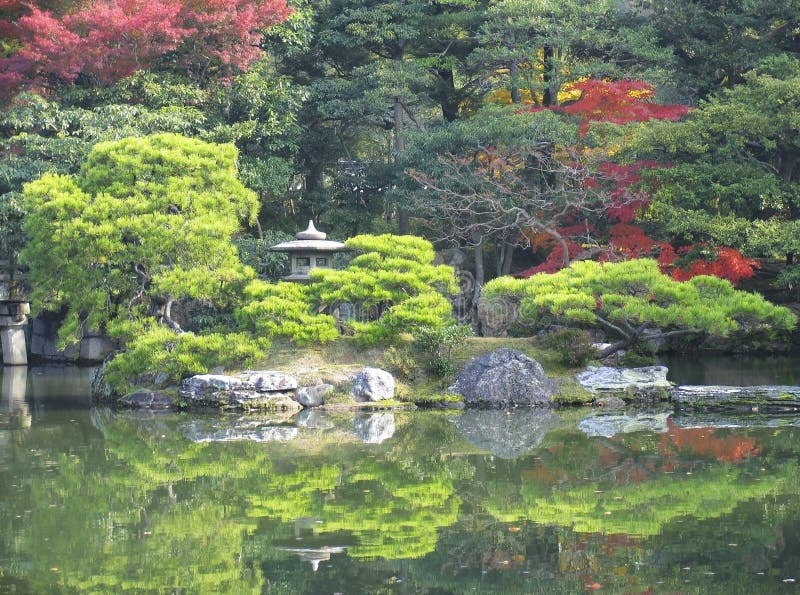 Jardín y charca japoneses