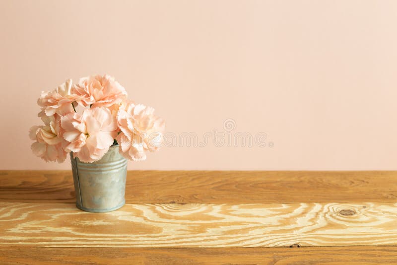 Jarrón De Flores De Clavel Rosa Pastel Sobre Mesa De Madera Foto de archivo - Imagen de floral, regalo: 213689242 Jarrón De Flores De Clavel Rosa Pastel Sobre Mesa De Madera Foto de archivo - Imagen de floral, regalo: 213689242