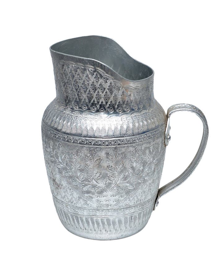 Jarra De Agua De Aluminio Aislada En Fondo Blanco. Foto de archivo
