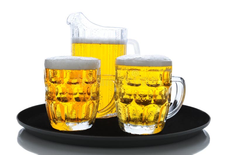 Jarra y vidrios de la cerveza en la bandeja imagen de archivo Jarra y vidrios de la cerveza en la bandeja imagen de archivo