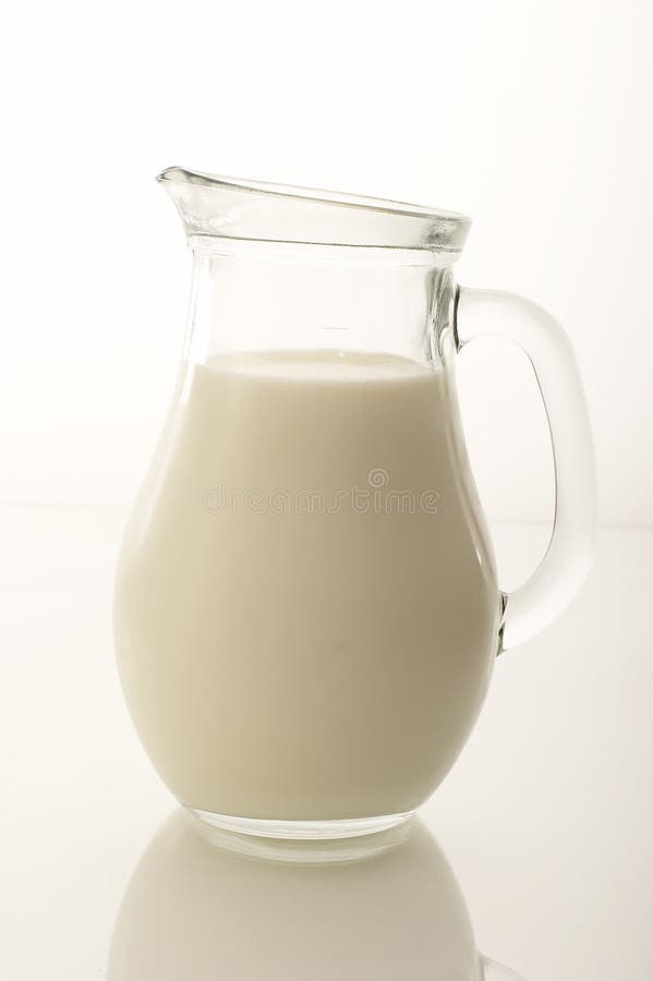 Jarro de leite isolado