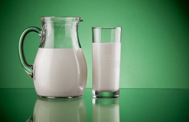Jarro e vidro com leite