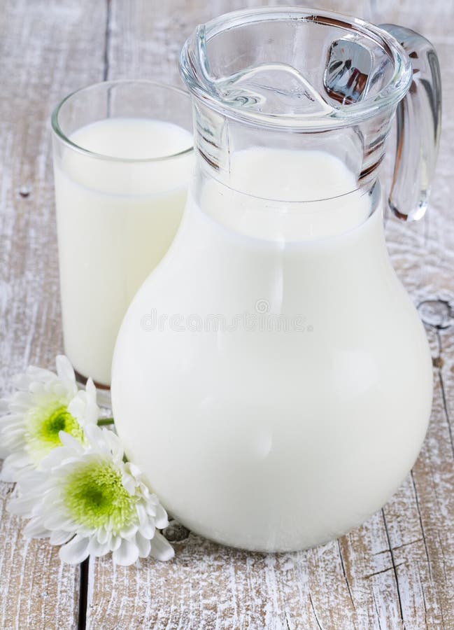 Jarro y vidrio de leche fotografía de archivo libre de regalías Jarro y vidrio de leche fotografía de archivo libre de regalías