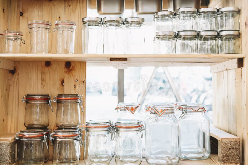 Jarrones de vidrio reutilizables en la tienda de basura cero o en la tienda de plÃ¡stico libre