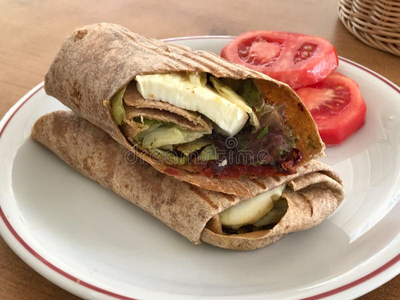 Jarscy Tortilla opakunki robić z koźlim serem, feta, pomidory, mozzarella lub świezi ziele, słuzyć przy restauracją zdjęcie stock Jarscy Tortilla opakunki robić z koźlim serem, feta, pomidory, mozzarella lub świezi ziele, słuzyć przy restauracją zdjęcie stock