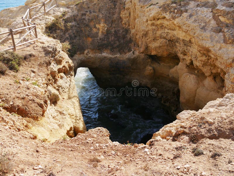 Jaskinia benagil w algar seco w pobliżu portimao w regionie algarve zdjęcie royalty free