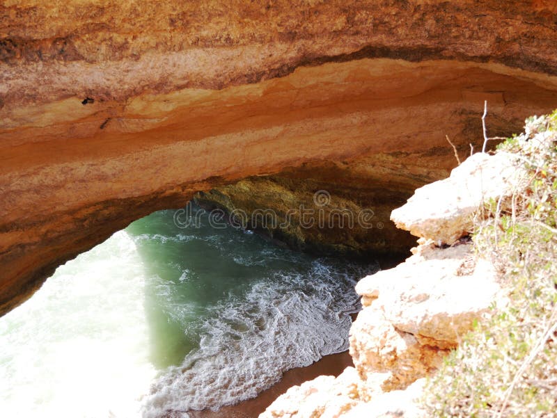 Jaskinia benagil w algar seco w pobliżu portimao w regionie algarve fotografia stock