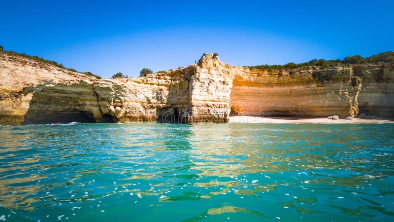 Jaskinie wzdłuż linii brzegowej algarve w pobliżu ujścia benagil portugal obrazy royalty free