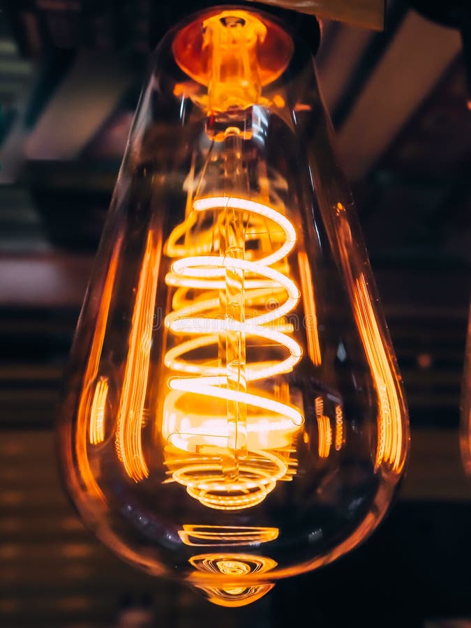Jaskrawa jarzy się jasna szklana lampowa bonkreta kształtował zakończenie w górę Iluminacji Edison retro lampowy ciemny tło Antyk obrazy royalty free Jaskrawa jarzy się jasna szklana lampowa bonkreta kształtował zakończenie w górę Iluminacji Edison retro lampowy ciemny tło Antyk obrazy royalty free