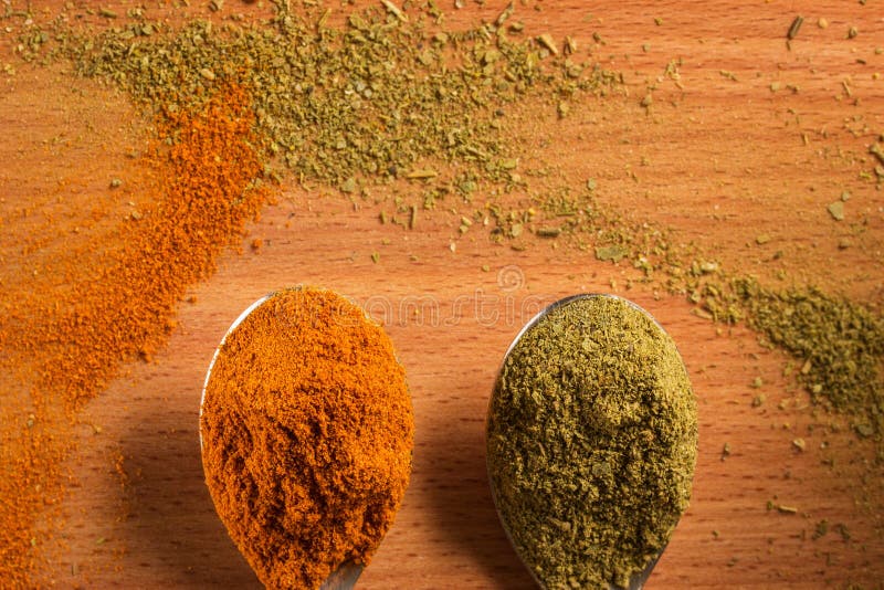 Jaskrawi korzenni seasonings na metal łyżkach na drewnianym tle fotografia stock Jaskrawi korzenni seasonings na metal łyżkach na drewnianym tle fotografia stock