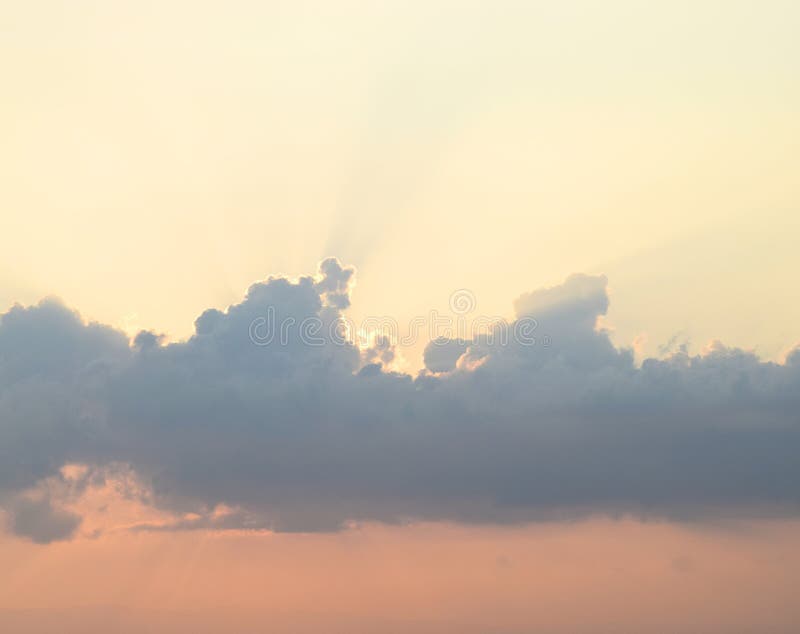 Jaskrawi Sunrays od słońca za Ciemnymi chmurami w wieczór niebie z Ciepłymi kolorami - Naturalny tło