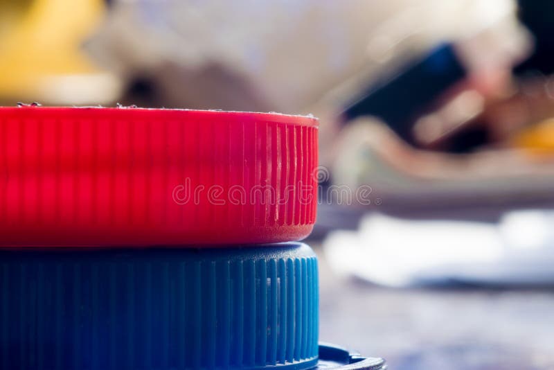 Jaskrawy czerwieni i błękita dekiel na barwionym tle Makro- fotografia stock Jaskrawy czerwieni i błękita dekiel na barwionym tle Makro- fotografia stock