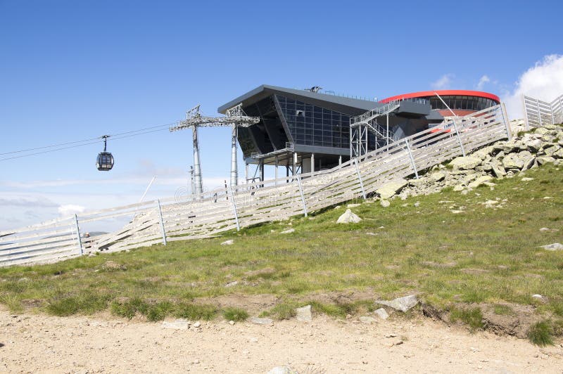 Jasna, cableway budynek pod Chopok górą, Nizke Tatry, Niski Tatras, Niskie Tatrzańskie góry, Sistani fotografia stock Jasna, cableway budynek pod Chopok górą, Nizke Tatry, Niski Tatras, Niskie Tatrzańskie góry, Sistani fotografia stock