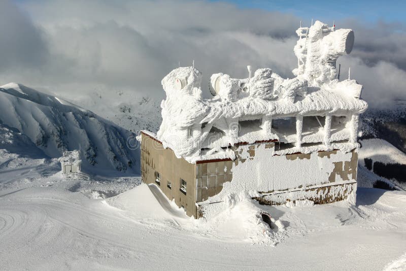 Jasna, Eslovaquia - 18 de enero de 2018: Edificio del remonte, con la hormiga imagenes de archivo Jasna, Eslovaquia - 18 de enero de 2018: Edificio del remonte, con la hormiga imagenes de archivo