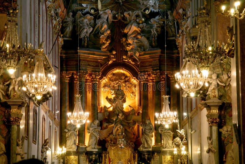 Piuttosto un bel monastero, nella Polonia del sud, che mostra l'interno, dove la Madonna nera.
