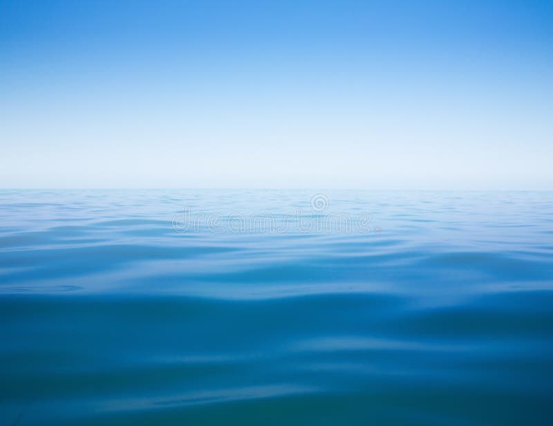 Jasna nieba i wody powierzchnia spokojnego morza lub oceanu