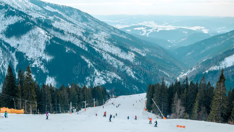 Středisko Jasná, liptov, slovensko - únor, 2019: modrá obloha se sněhovými mraky a nový moderní výtah funitel v jasné, liptovský region,