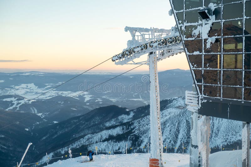 Jasná, Slovensko - 3. února 2022: horní stanice lyžařského střediska