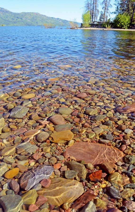 Jasny błękitny nawadnia Yellowstone jezioro. obrazy stock