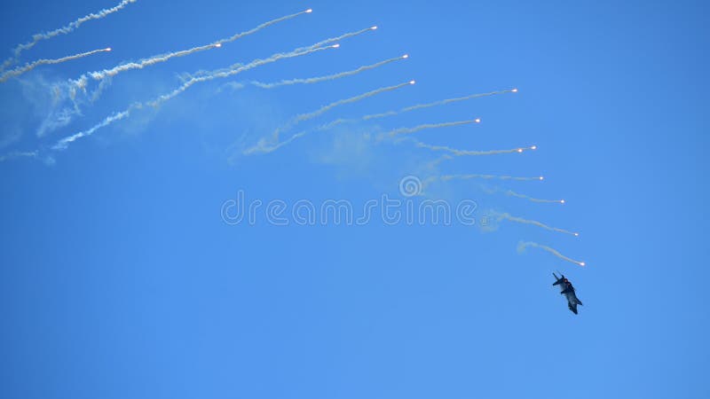 Jato do figher de RSAF F-15SG que executa acrobacias em Singapura Airshow imagens de stock Jato do figher de RSAF F-15SG que executa acrobacias em Singapura Airshow imagens de stock