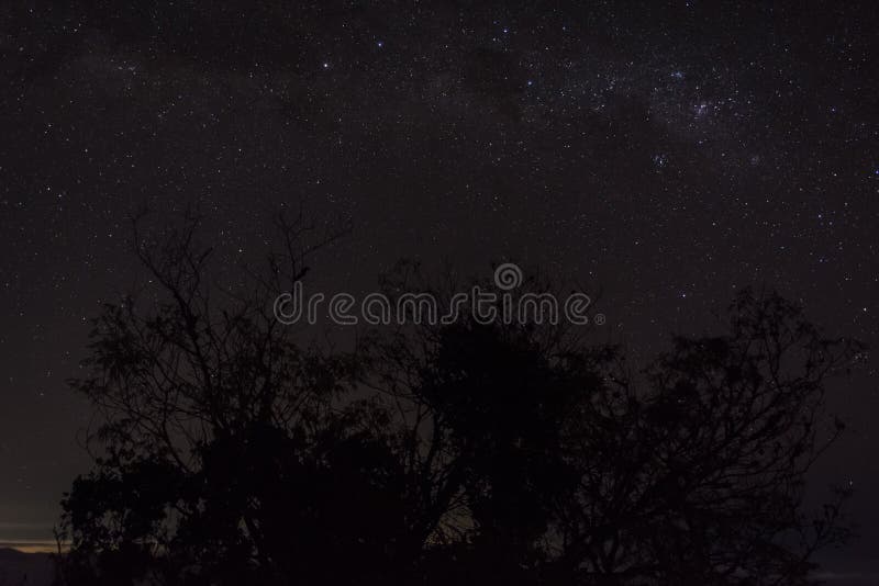 在劳恩山7号营地度过的一个星光灿烂的夜晚。劳恩山是爪哇岛所有山路中最具挑战性的，也是印度尼西亚爪哇岛上最活跃的火山之一，艰难、困难、极端 免版税库存照片